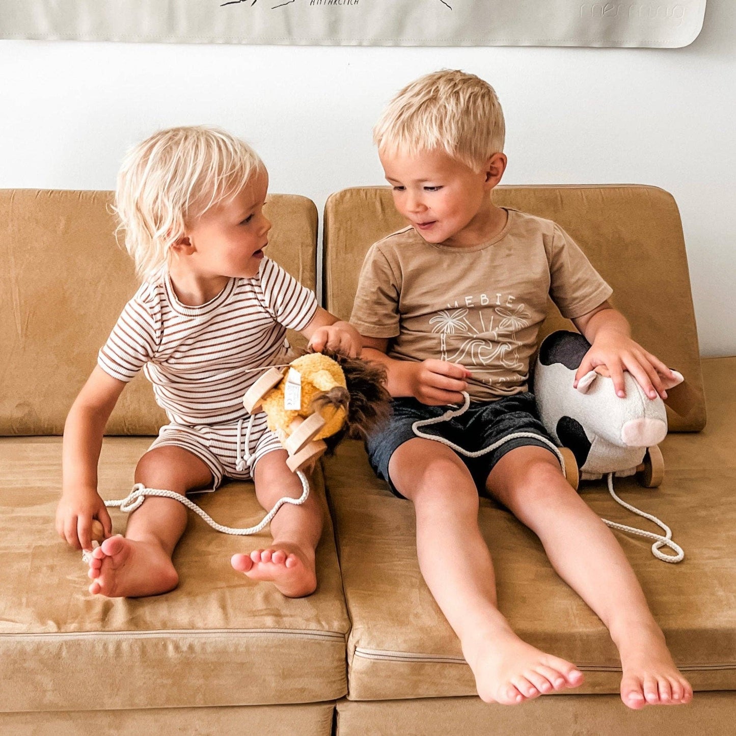 LEO // pull-along toys