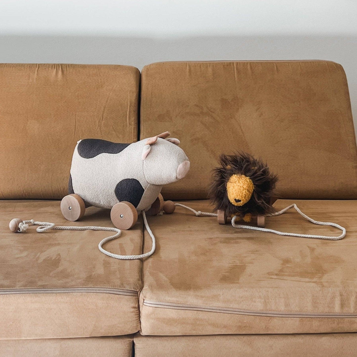 LEO // pull-along toys