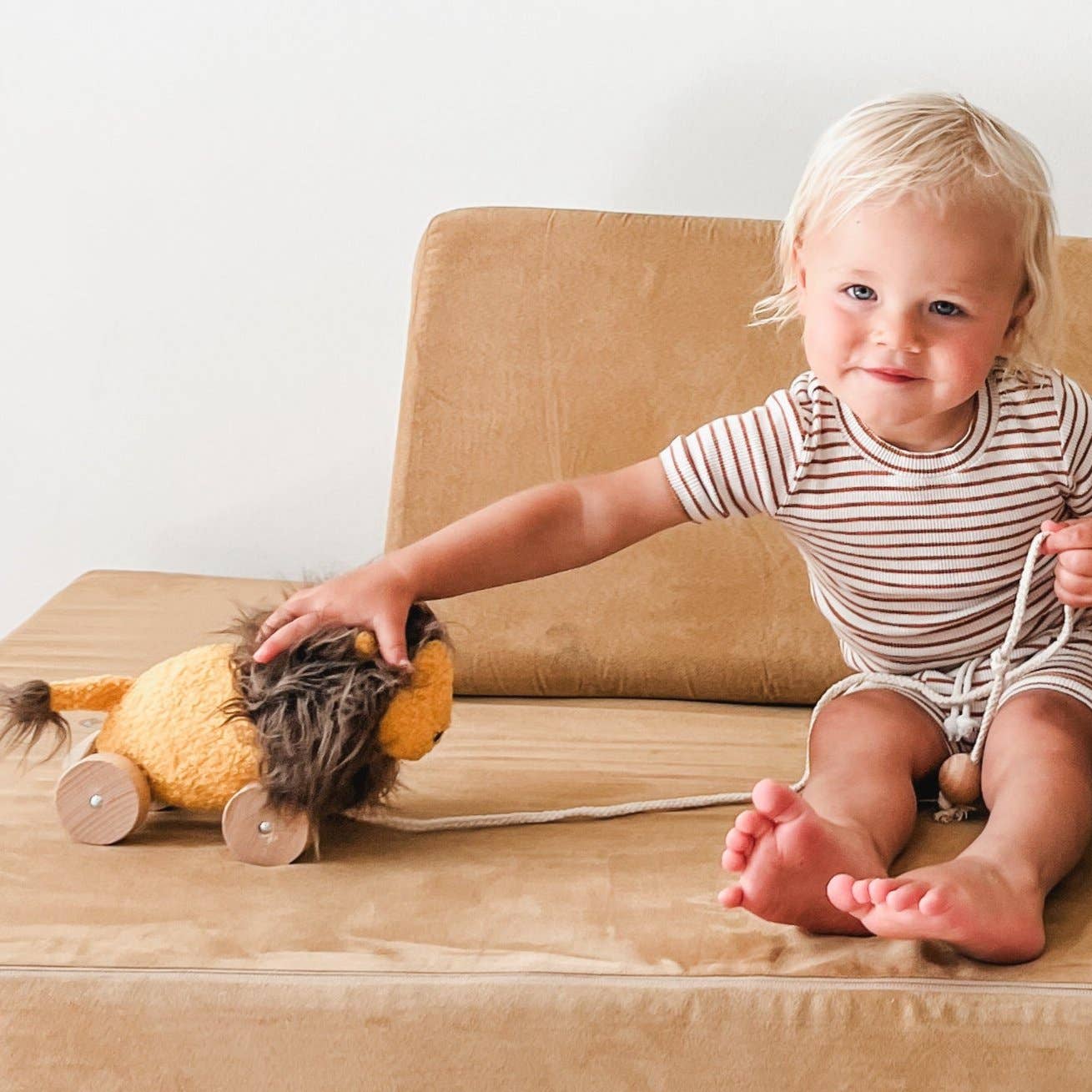 LEO // pull-along toys