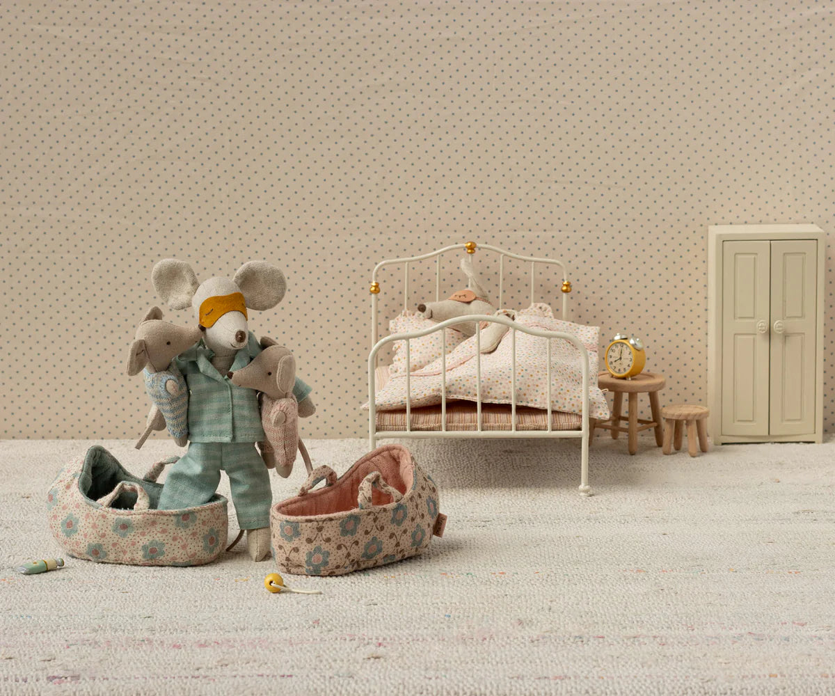 Baby Mouse in carry cot - Rose