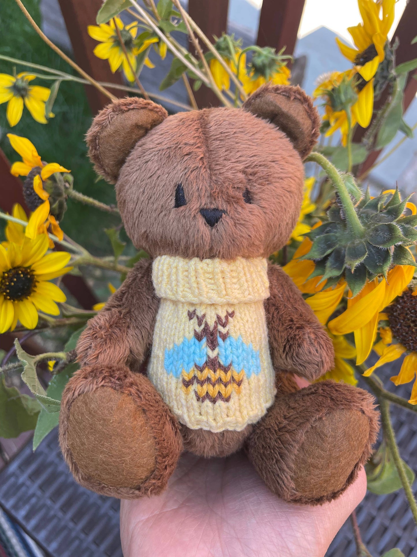 Teddy bear in sweater (assortment)